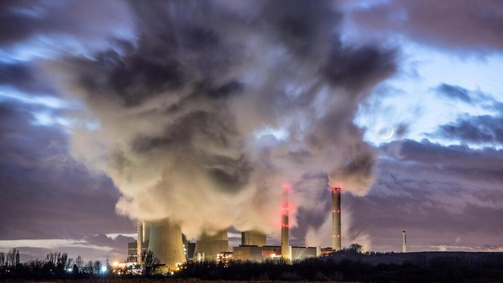 A coal plant emits fumes - Copyright Canva