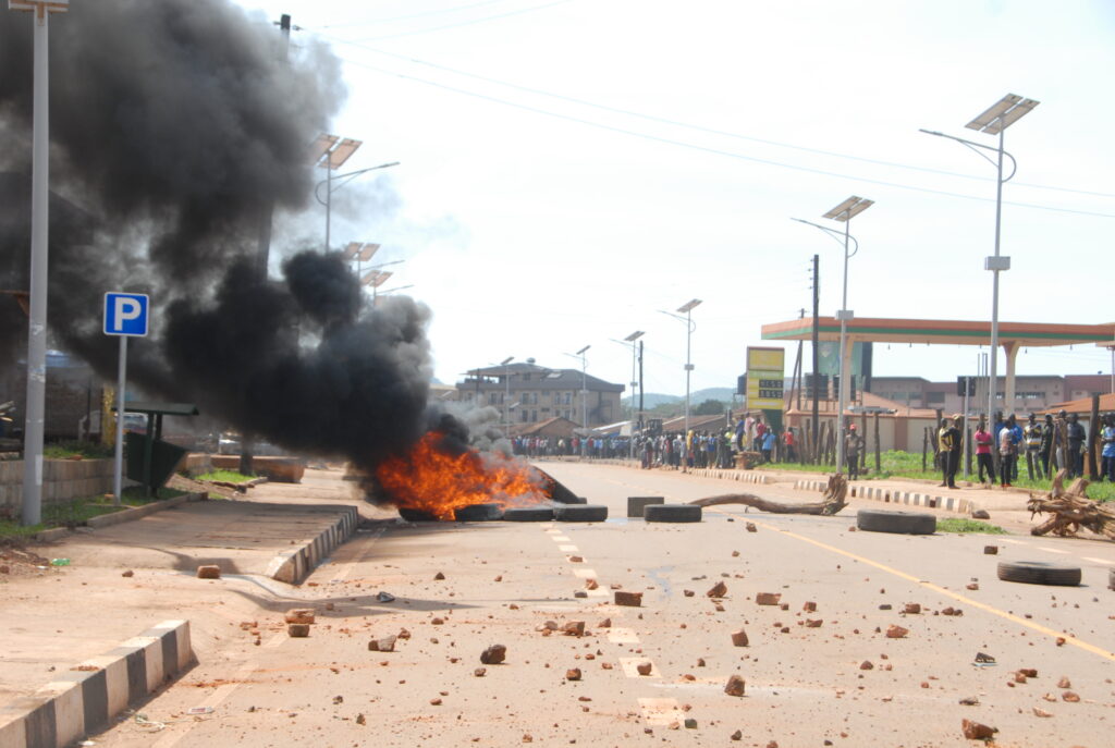 Barricades and burning tyres in the middle of a road in Hoima City after after police blocked an opposition member in Hoima City. Photo by Robert Atuhairwe