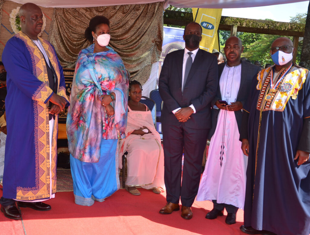 State Minister of Internal Affairs Gen. David Mohoozi (third right) with Bunyoro-Kitara Kingdom officials in Hoima City on Saturday. Photo by Robert Atuhairwe.