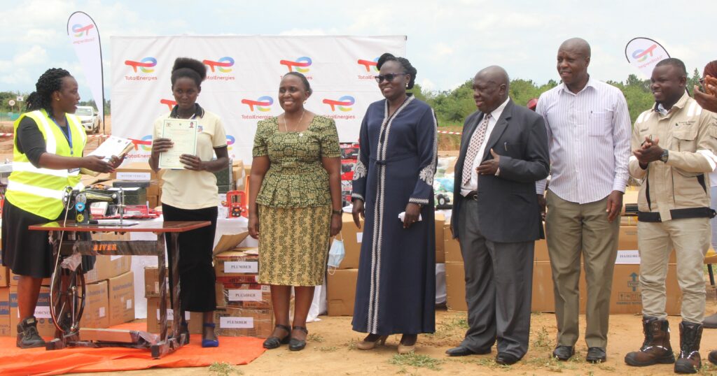 Mbowa (third left) with Bigirwa and Lukumu handover start-up kits to trainees at Kisomere Primary School in Ngwedo sub-county in Buliisa district on Monday. Photo by Robert Atuhairwe.