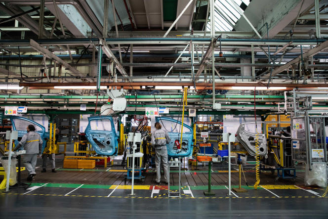 An employee inspects door panels on the Renault Zoe electric automobile assembly line at the Renault SA factory in Flins, France, on Wednesday, May 6, 2020. BLOOMBERG / GETTY IMAGES