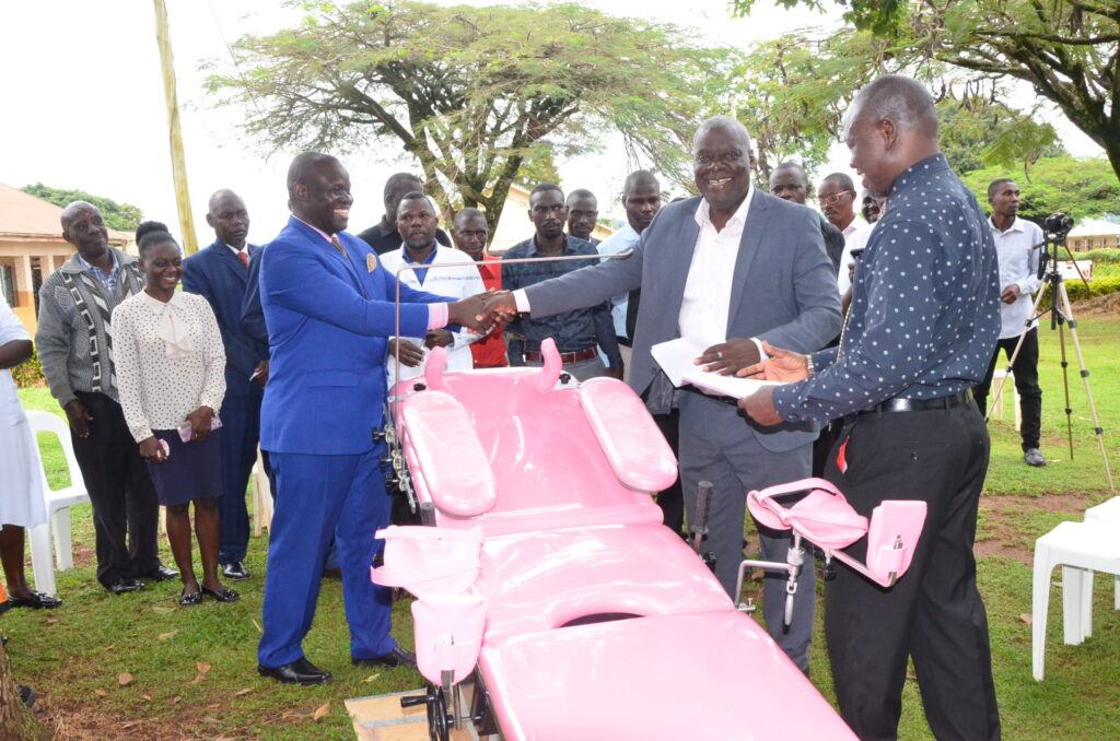 Cosmas Byaruhanga (second right) the LCV chairperson Masindi receiving the sh6 m delivery be from Pastor Charles Bagonza. Photo By Yosam Gucwaki.