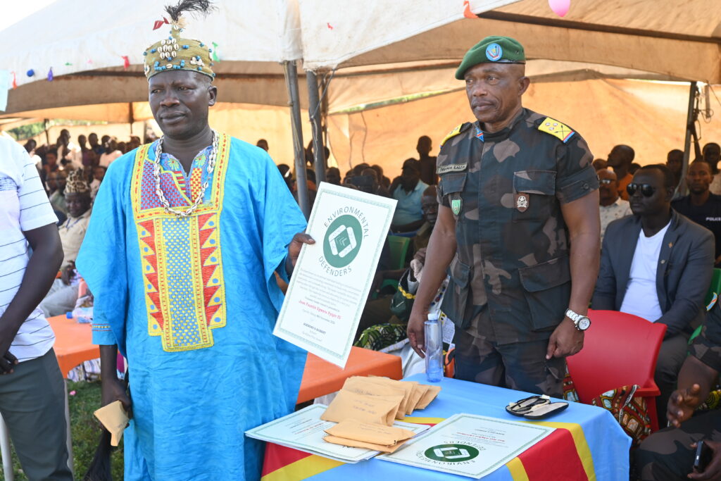 Rwoth Ugwaru Nyipir III of War Palara Chiefdom in Mahagi Territory receiving the award. Credit: Environmental Defenders.